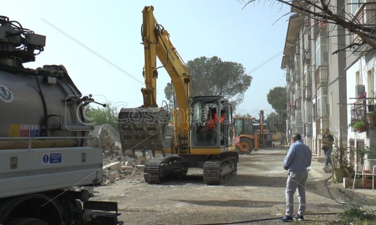 Cassano, ruspe in azione a Timpone Rosso: nel quartiere 27 ordinanze di demolizione – VIDEO E FOTO