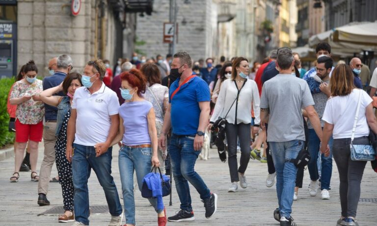 Covid, in Italia torna a salire l’incidenza settimanale dei contagi