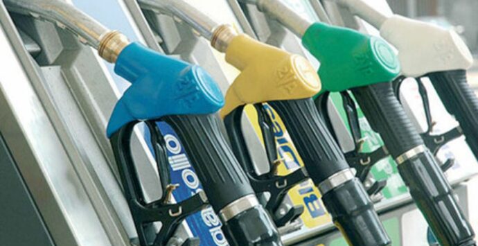 Carburanti: il pieno di benzina più caro di quasi 9 euro rispetto a fine dicembre
