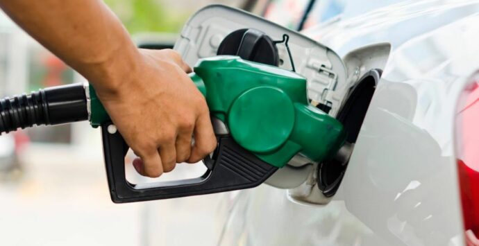 Prezzi carburanti, ancora aumenti per benzina e diesel