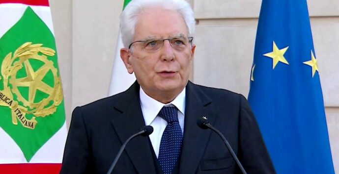 Mattarella nella giornata del 2 giugno: «Italia impegnata per la pace»