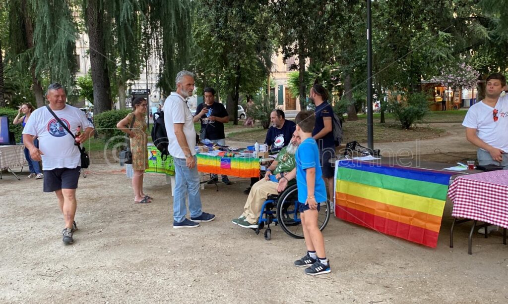 A Cosenza la Villa Nuova diventa “Pride village”: l’arcobaleno dei diritti Lgbtqi+ colora la città – VIDEO E FOTO