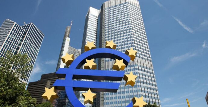 Bce alza tassi di mezzo punto, è la prima volta dal 2011