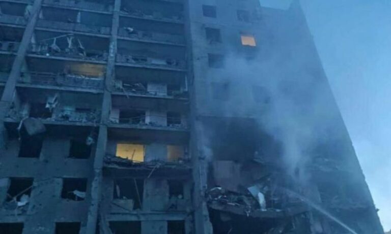 Odessa, missili russi colpiscono un condominio e un centro ricreativo