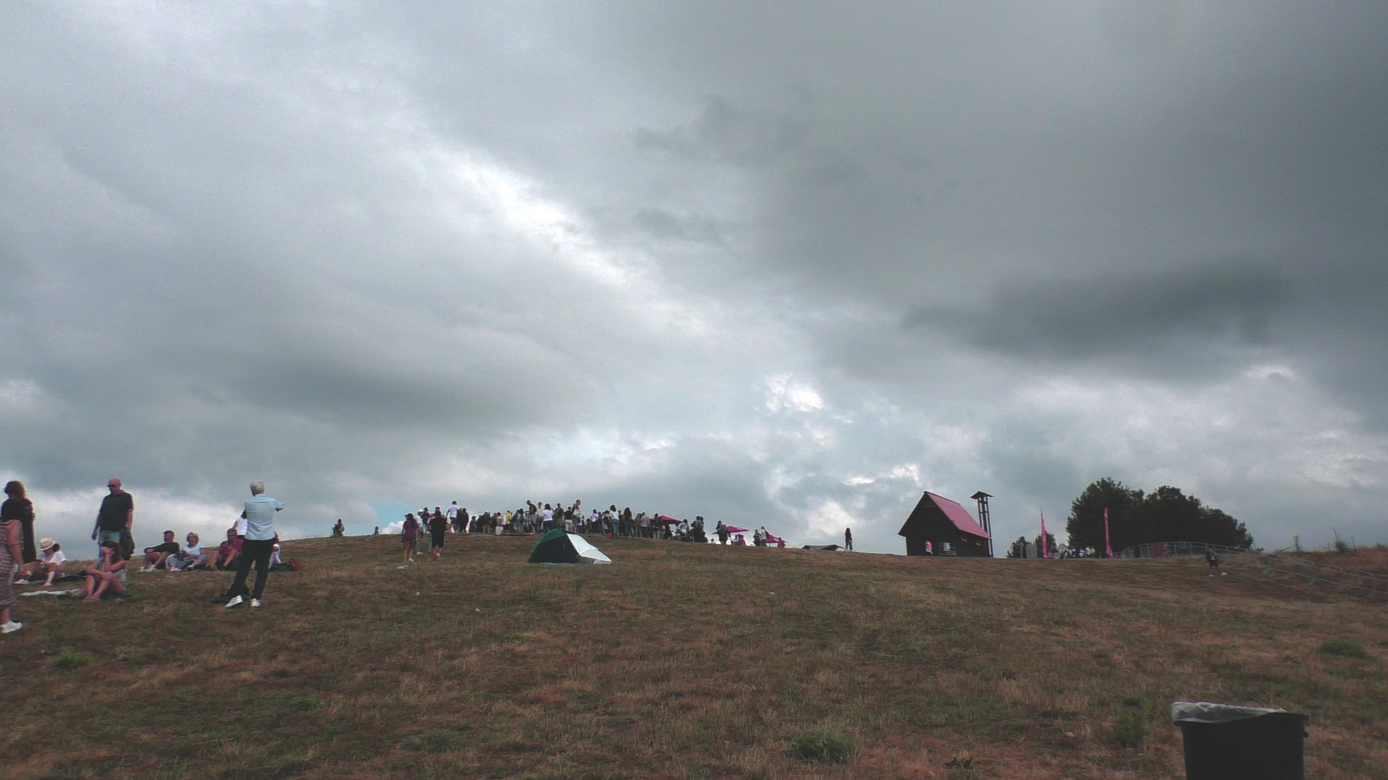 I Kings of Convenience live in Sila tra pioggia e sole: «Qui sembra Woodstock» – FOTO/VIDEO