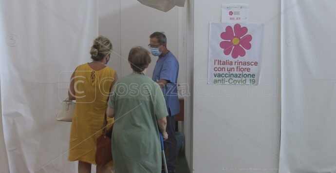 A Cosenza è Vax Day. Caruso in visita al centro vaccinale a regime per il booster – VIDEO