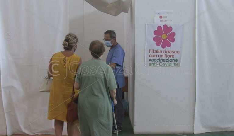 A Cosenza è Vax Day. Caruso in visita al centro vaccinale a regime per il booster – VIDEO