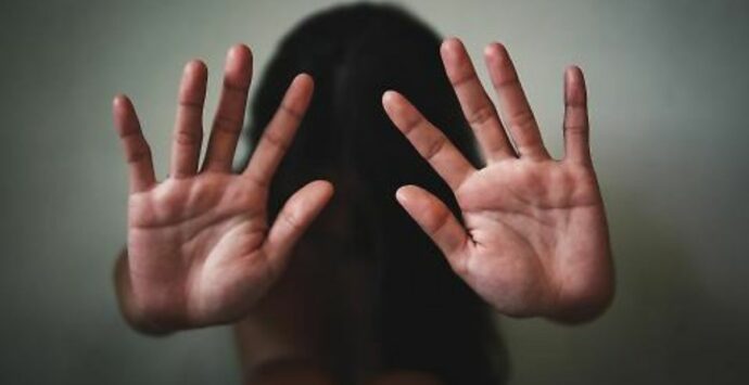 Tredicenne adescata sui social e stuprata da tre ventenni