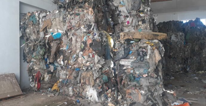 Shock a Villapiana, sequestrata un’area con oltre 1800 quintali di rifiuti (FOTO)