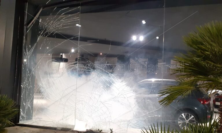 Intimidazione a Rende: un ordigno danneggia le vetrine della concessionaria Cupra – VIDEO