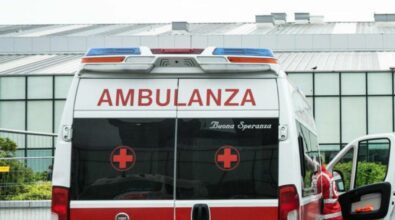 Sbanda e si schianta con l’auto contro muro: muore 21enne in Toscana
