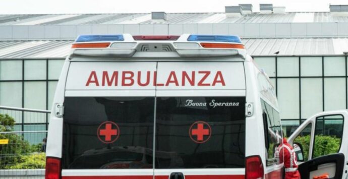Tragedia a Torino, auto si schianta contro un muro: 18enne muore carbonizzato