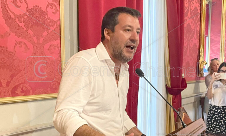Salvini a Cosenza: «Ius Soli? Caruso forse non ha nulla di cui occuparsi» – VIDEO/FOTO