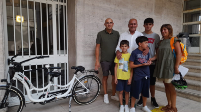 Bici solidale a Cosenza, consegnata alla prima famiglia che ha fatto richiesta