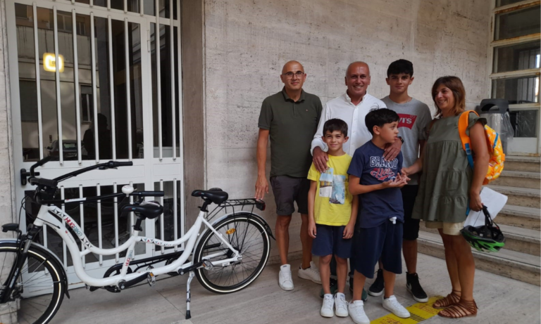 Bici solidale a Cosenza, consegnata alla prima famiglia che ha fatto richiesta