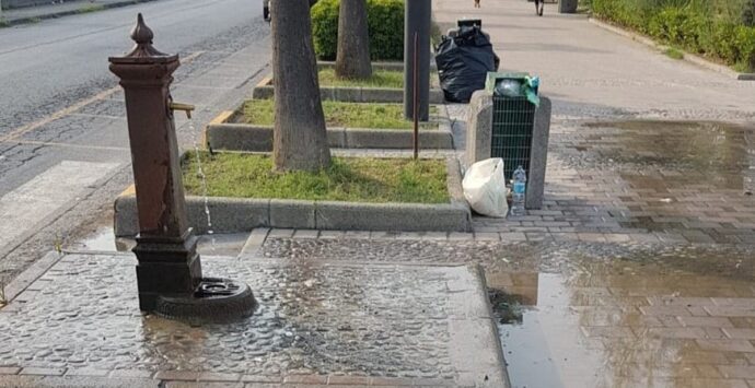 Praia, vandalizzate fontanelle per tre volte in pochi giorni: l’amministrazione le chiude