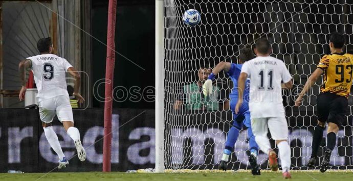 Cosenza, è sempre Larrivey. El Bati-gol sbanca Benevento (0-1)
