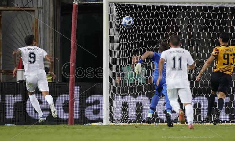 Cosenza, è sempre Larrivey. El Bati-gol sbanca Benevento (0-1)