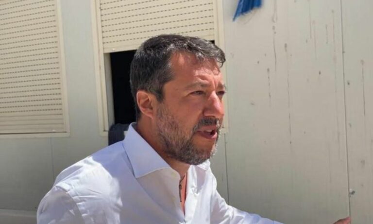 Migranti, visita a sorpresa di Matteo Salvini a Lampedusa
