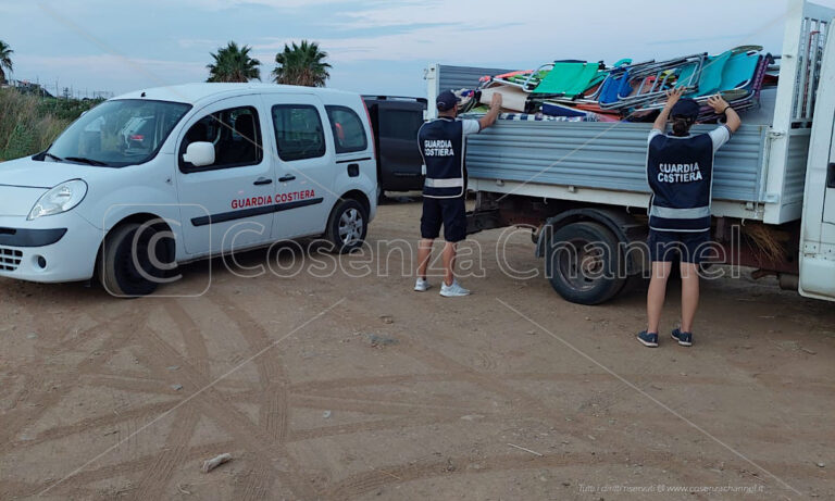 Bonifati, altri sequestri di ombrelloni e sedie lasciati in spiaggia