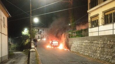 Falconara Albanese, incendiata l’auto del sindaco parcheggiata davanti al Comune