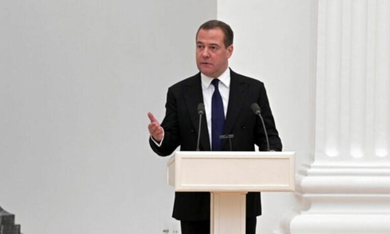 Medvedev: «La Russia ha diritto ad usare le armi nucleari»