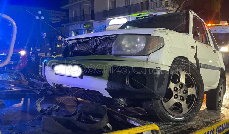 Incidente stradale a Rende, auto sbanda e finisce su tre veicoli in sosta: due donne ferite