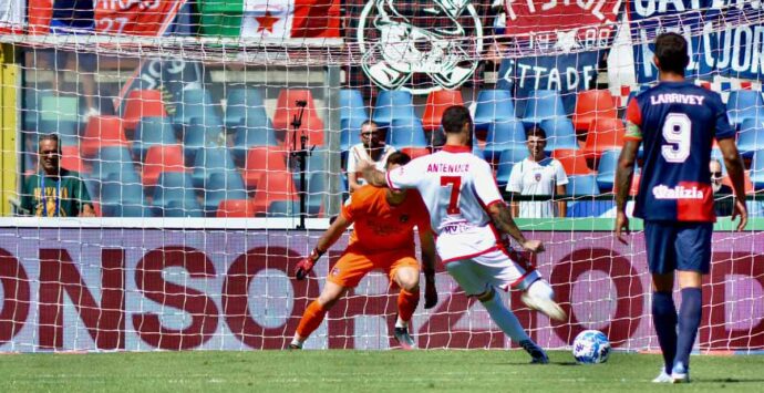 Cosenza-Bari 0-1: gli highlights del match deciso da Cheddira