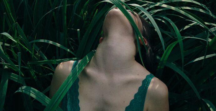 Il corpo “è” l’anima: l’universo femminile negli scatti di Chiara Leone, la fotografa che porta nel mondo l’azzurro del suo Ionio