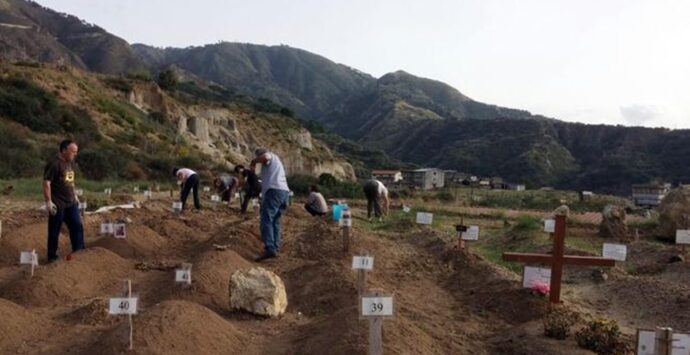 Tarsia, il cimitero dei migranti sarà completato: «Parola di  Occhiuto»