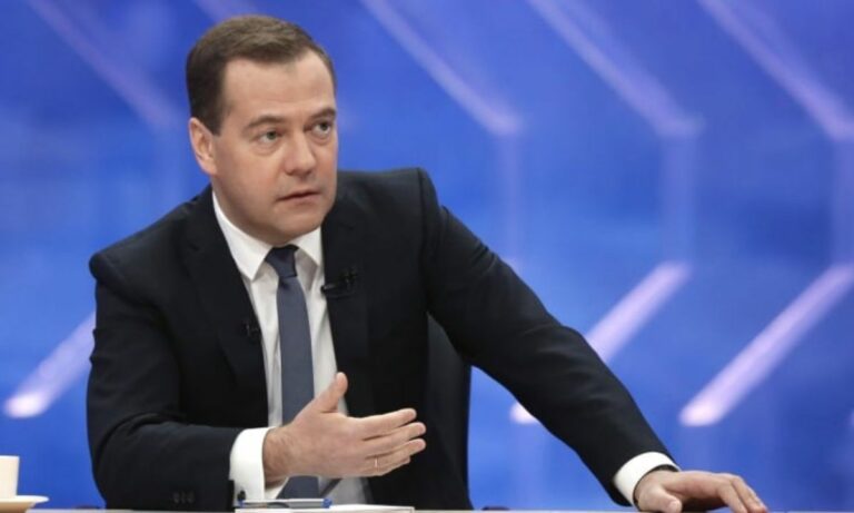 Medvedev: «Utilizzeremo anche armi nucleari per difendere territori annessi»