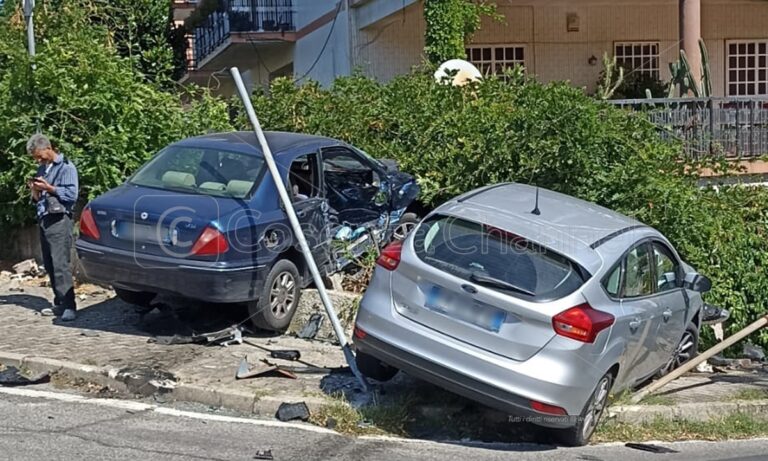 Rende, incidente a Sant’Agostino: due auto si scontrano e finiscono a ridosso di una palazzina – VIDEO