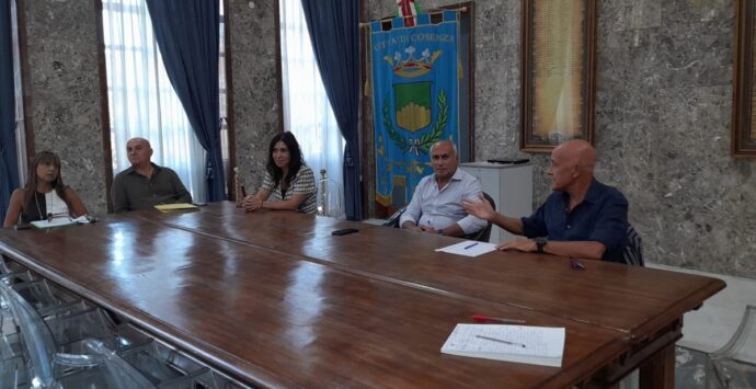 Cosenza, il sindaco incontra i dirigenti scolastici: «Lo spirito di collaborazione deve guidare la nostra azione»