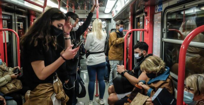 Covid, in Italia stop alle mascherine su mezzi pubblici e negli ospedali