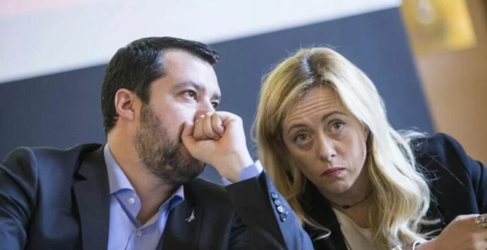 Centrodestra diviso su scostamento di bilancio: botta e risposta Meloni-Salvini