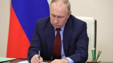 Russia, Putin firma legge: pene più severe per chi diserta o si arrende