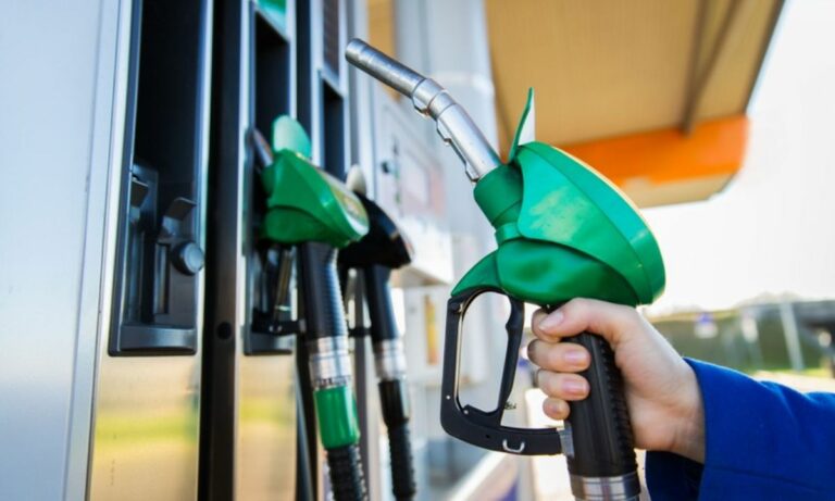 Carburanti, cala il prezzo della benzina: sotto 1,7 euro a litro al self service