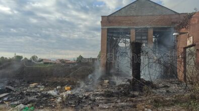 Scalea, incendio distrugge edificio abbandonato: non si registrano feriti