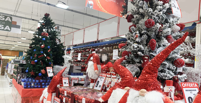 Natale, la magia delle feste non ferma i rincari: prezzi alle stelle per alberi e panettoni