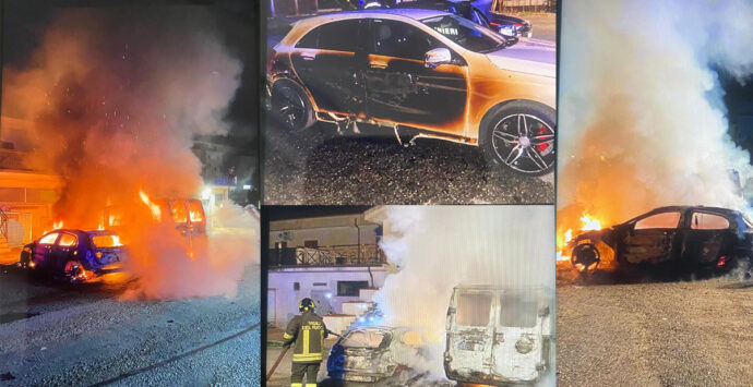Corigliano Rossano: tre auto e un furgone in fiamme, prevale la pista dolosa | FOTO
