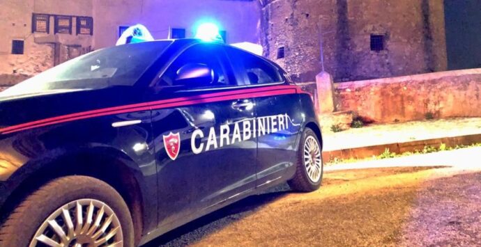 Spintona e colpisce con un casco i carabinieri durante un controllo, arrestato un 25enne