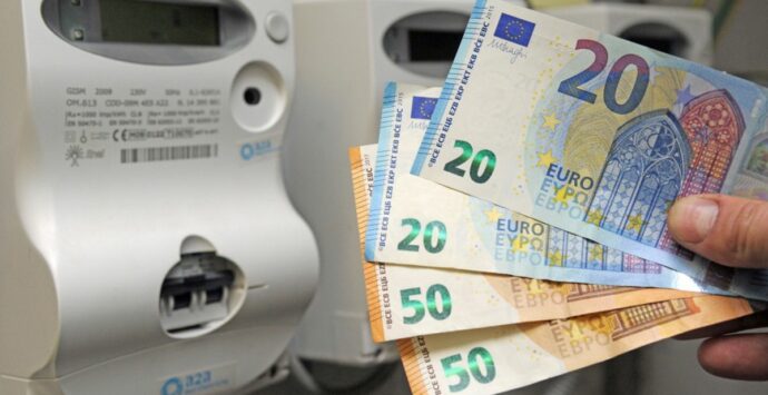 Caro bollette, bonus 600 euro da aziende a dipendenti: come funziona