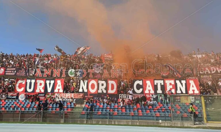 Curva Nord Cosenza: «Torniamo allo stadio. Il nostro amore più grande di tutto»
