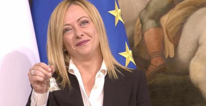 Draghi consegna la campanella a Giorgia Meloni: parte il nuovo governo