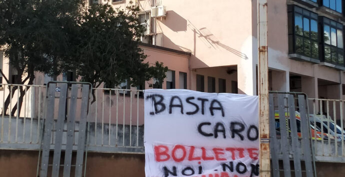 “Noi non paghiamo”, la protesta per le bollette sempre più salate esplode anche a Cosenza