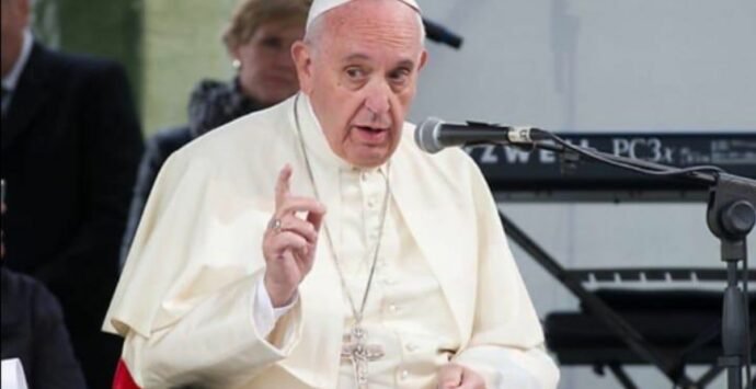Papa Francesco ricoverato al “Gemelli”, annullati tutti gli impegni: la situazione