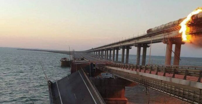 Colpito ponte che collega Crimea a Russia: il Kerch va in fiamme