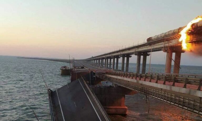 Colpito ponte che collega Crimea a Russia: il Kerch va in fiamme