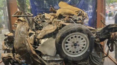 A Cosenza i resti dell’auto della scorta di Falcone per “Music for change” | VIDEO