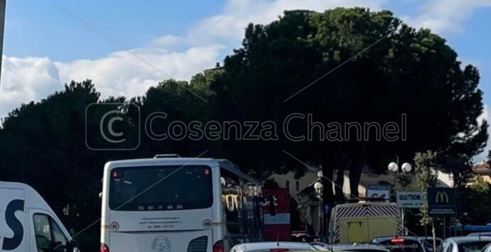 Traffico in tilt tra Rende e Cosenza. I lavori di bitumazione ingolfano la circolazione | VIDEO E FOTO